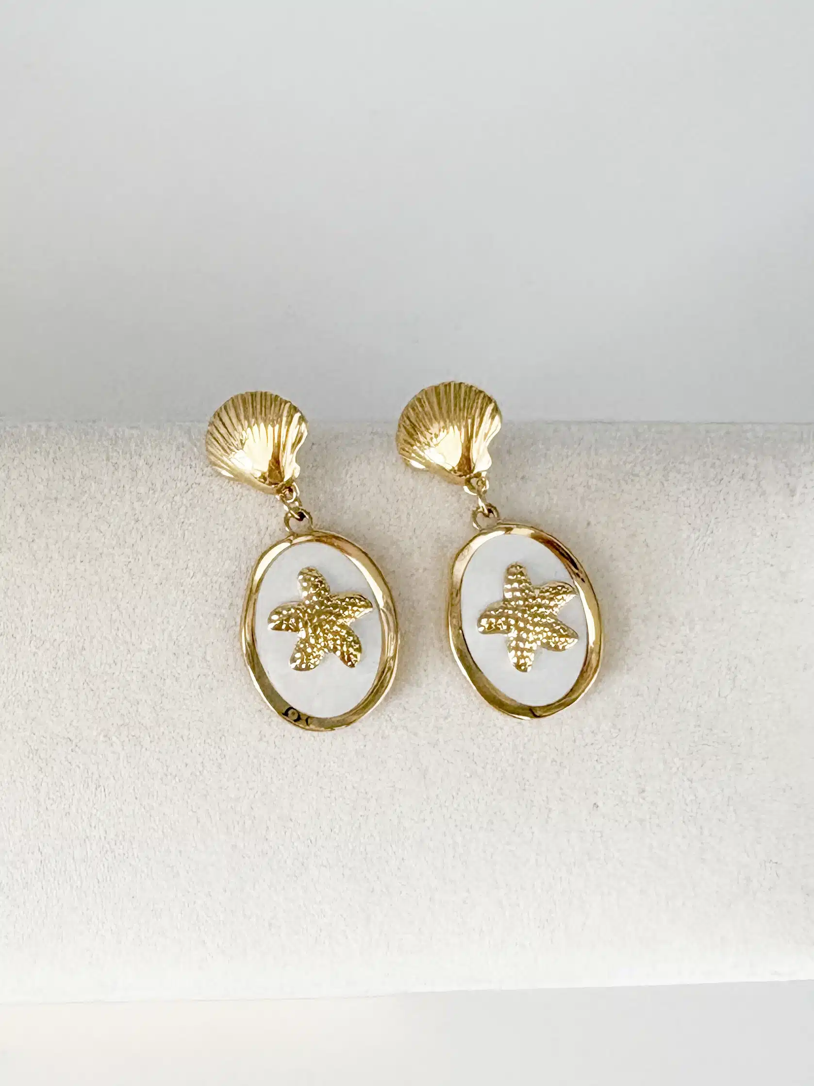 Boucles d’oreilles THAIS – Doré & Nacre