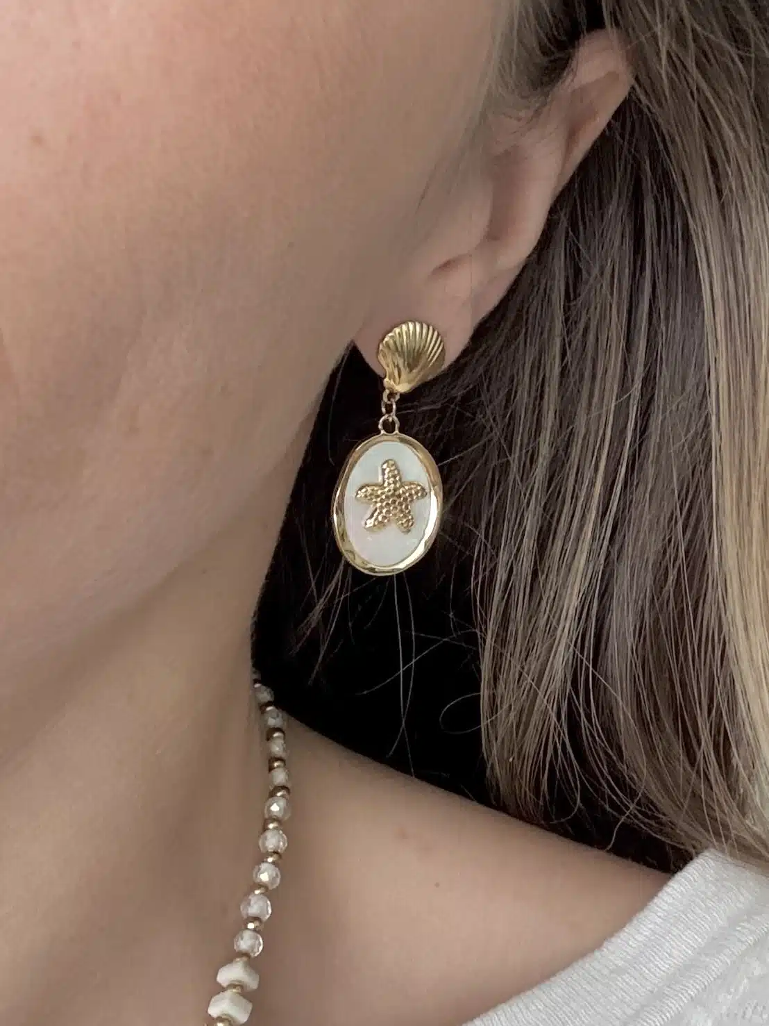 Boucles d’oreilles THAIS – Doré & Nacre – Image 2