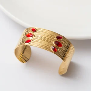 Bracelet en acier avec des pierres de zirconium rouge