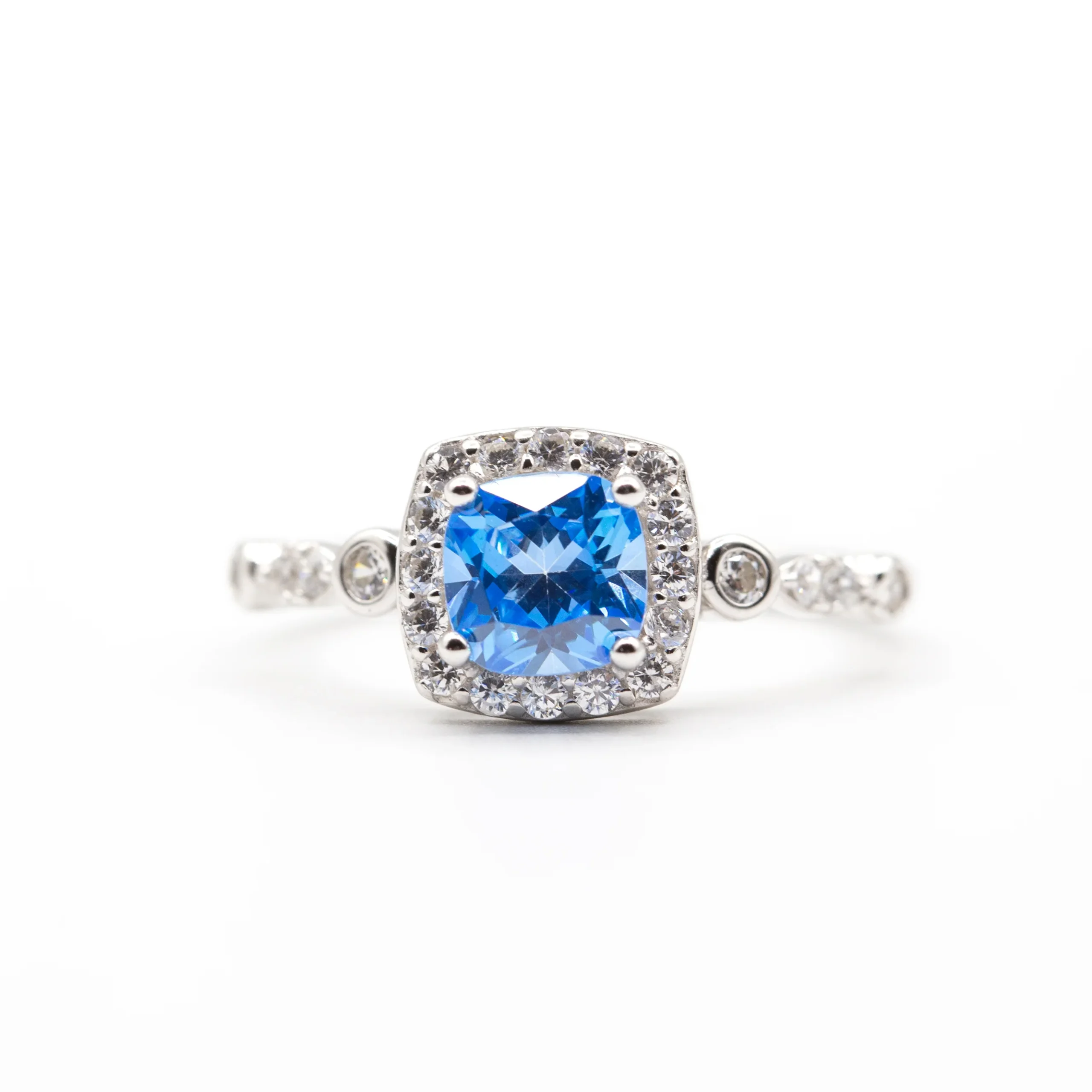 Bague argent rhodié garanti avec un motif carré bleu tendance pour cet été