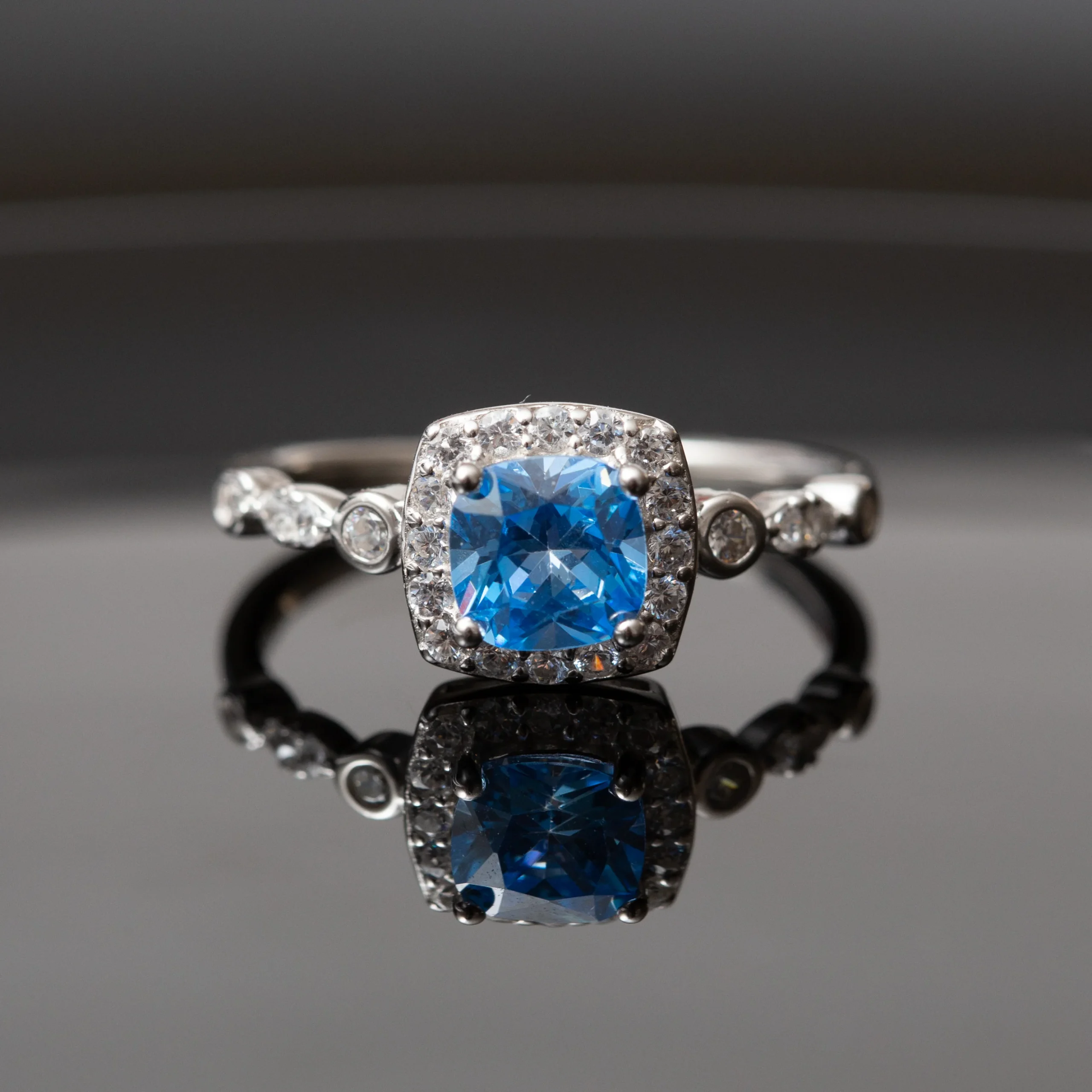 Bague argent rhodié garanti avec un motif carré bleu tendance pour cet été – Image 3