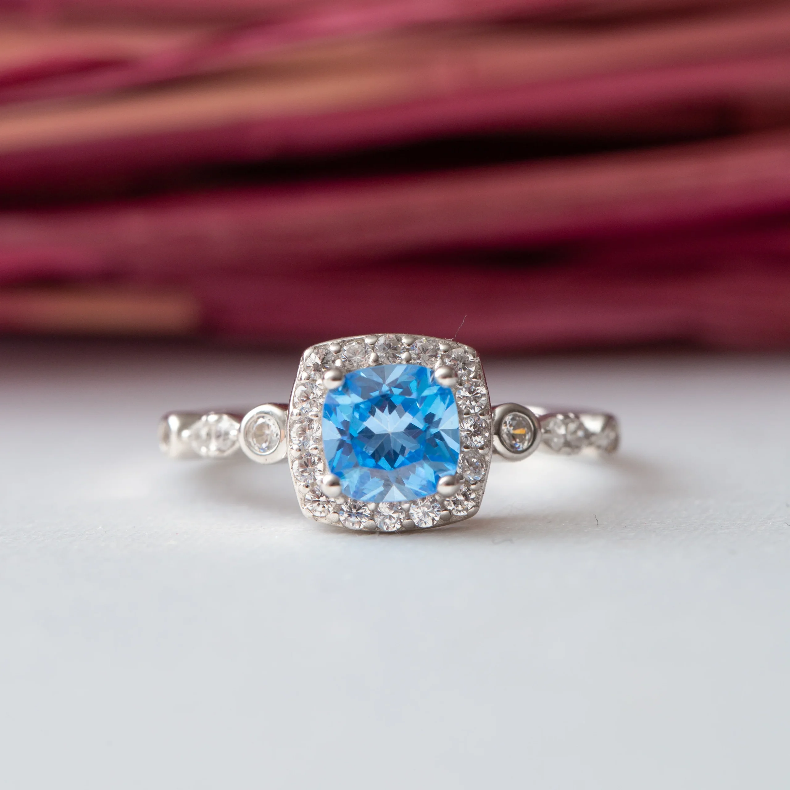 Bague argent rhodié garanti avec un motif carré bleu tendance pour cet été – Image 4