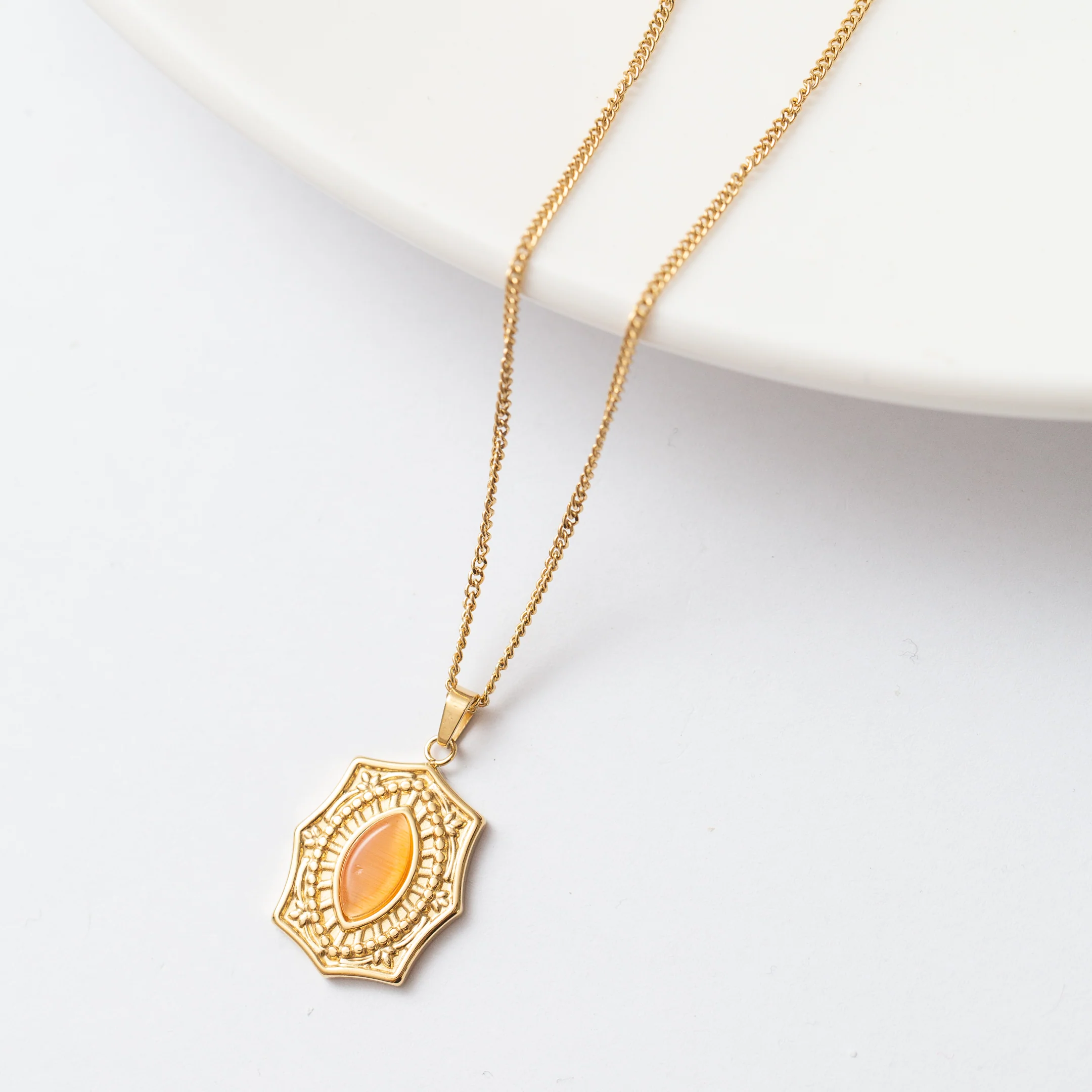 Collier Acier avec Pierre Orange – Un design délicat et raffiné