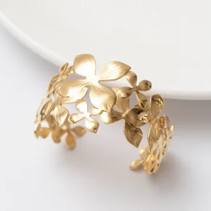 Bracelets en Acier avec Fleur : Un Toucher de Douceur et d'Originalité