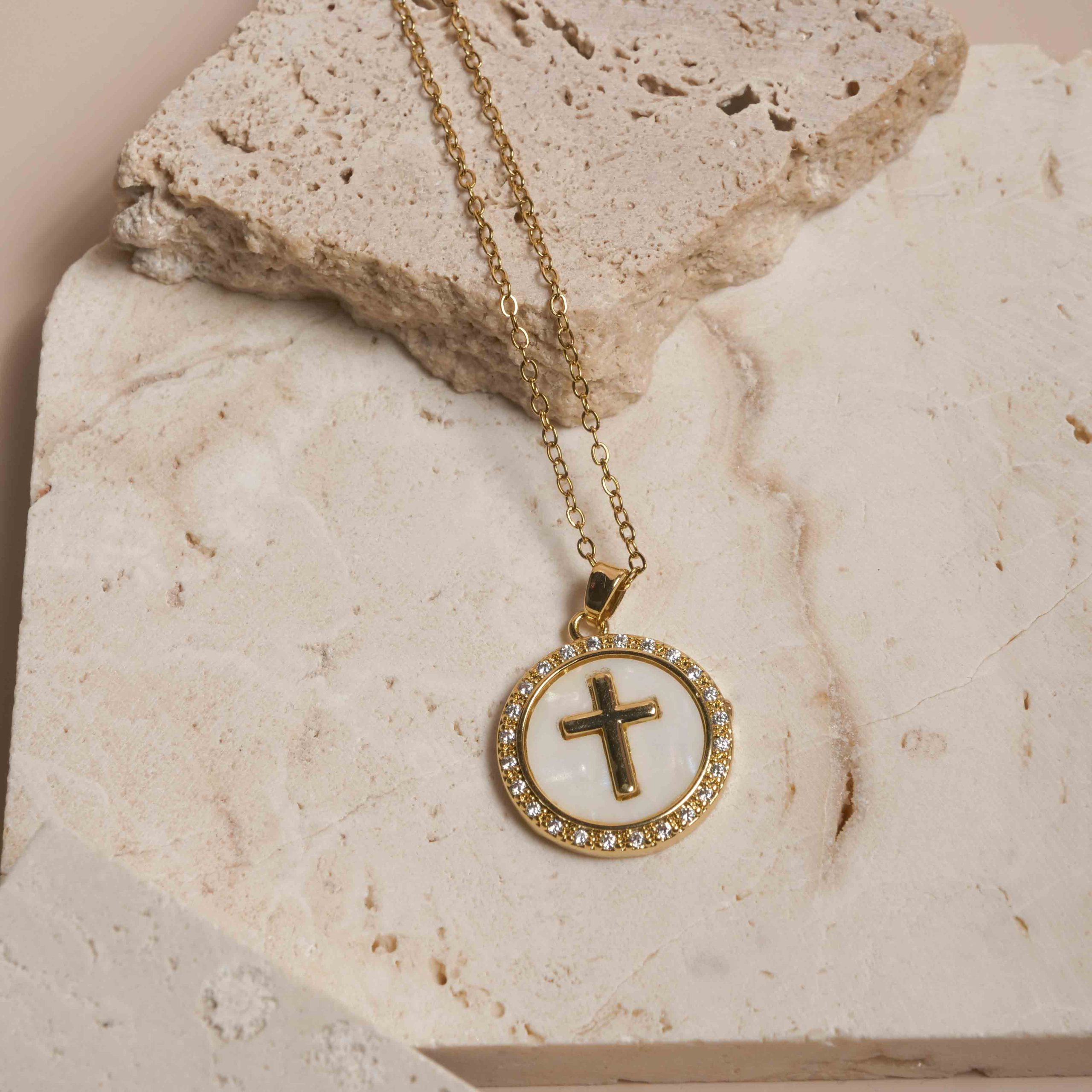 Collier Croix Nacrée Dorée – Image 2