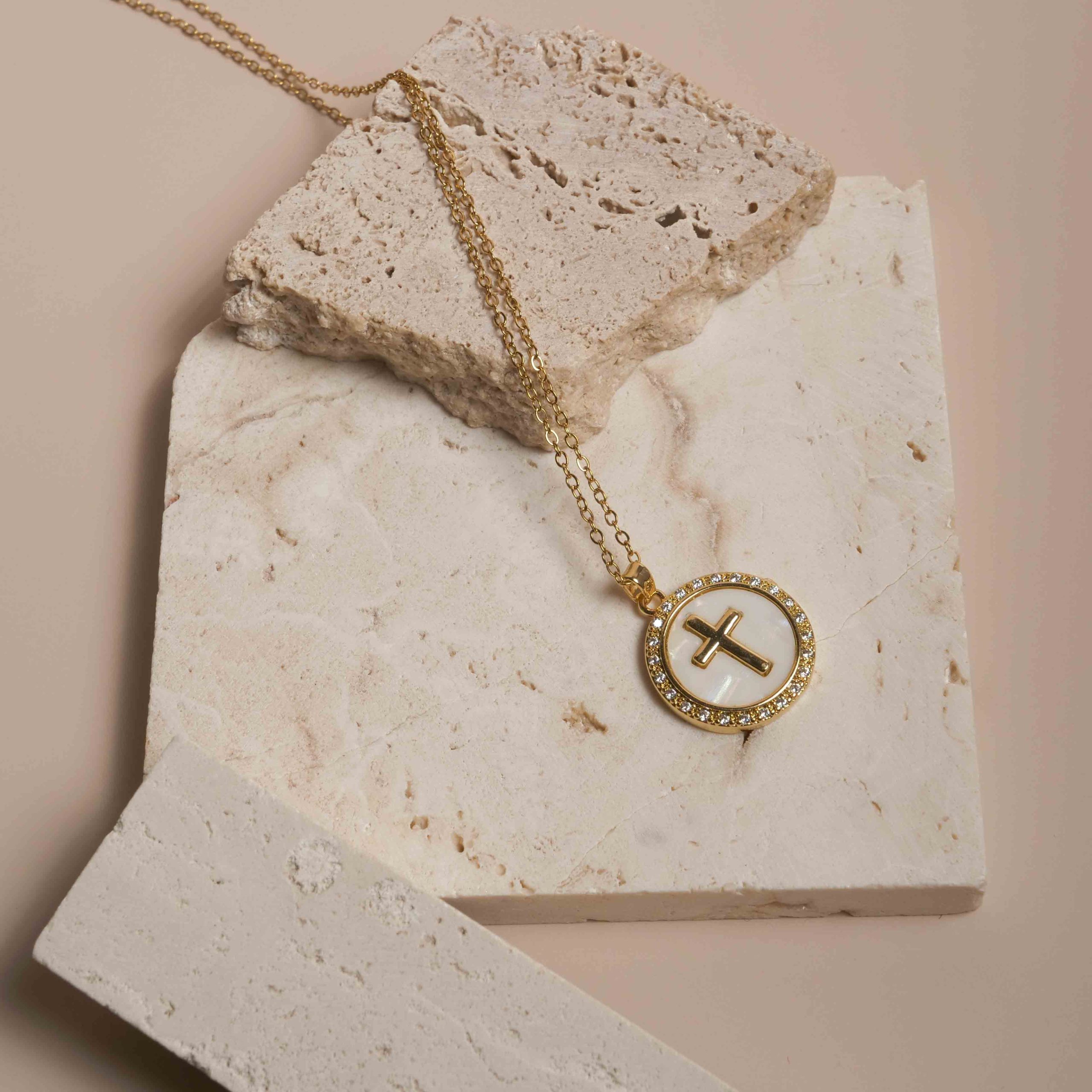 Collier Croix Nacrée Dorée – Image 3