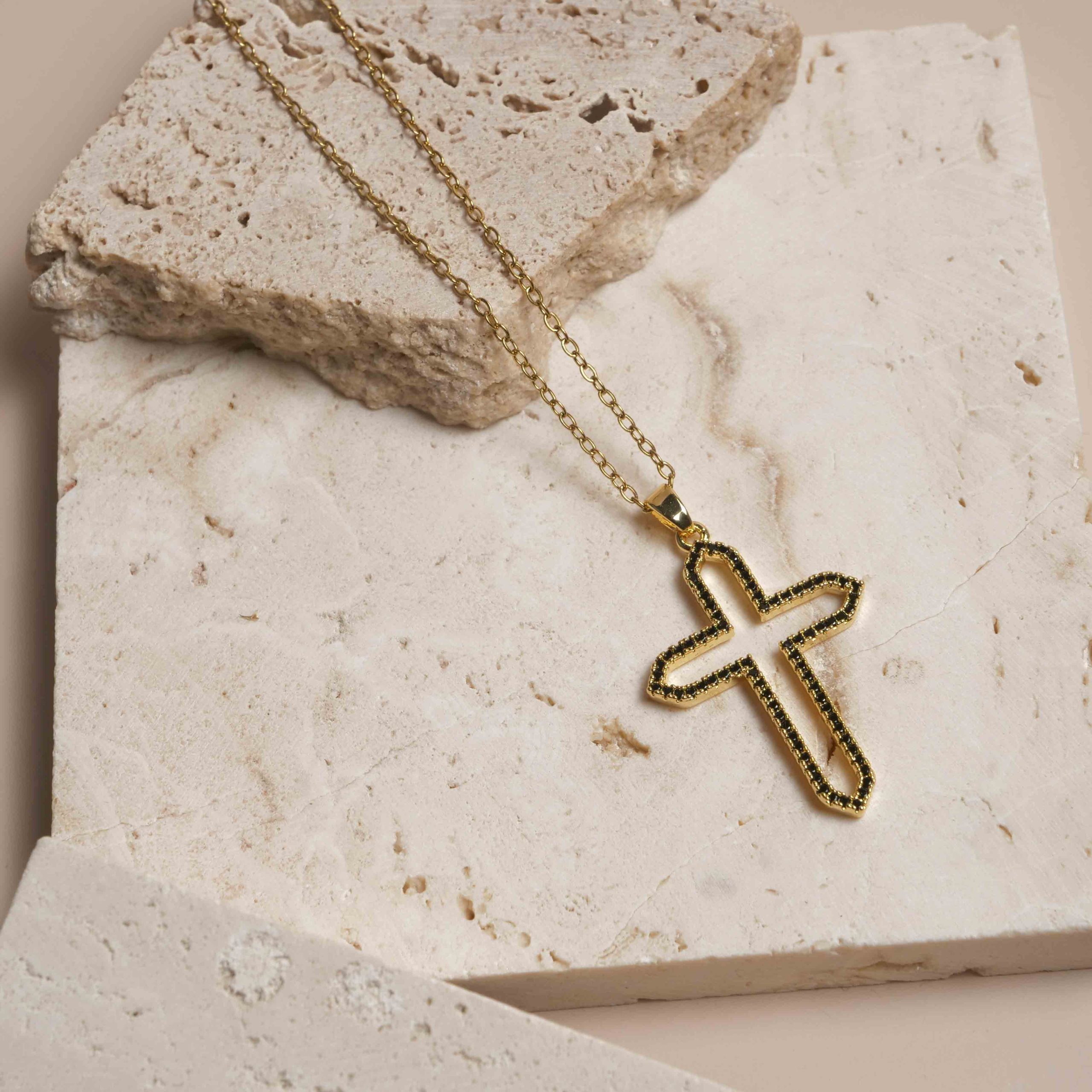 Collier Croix Ajourée Élégance Noire – Image 3