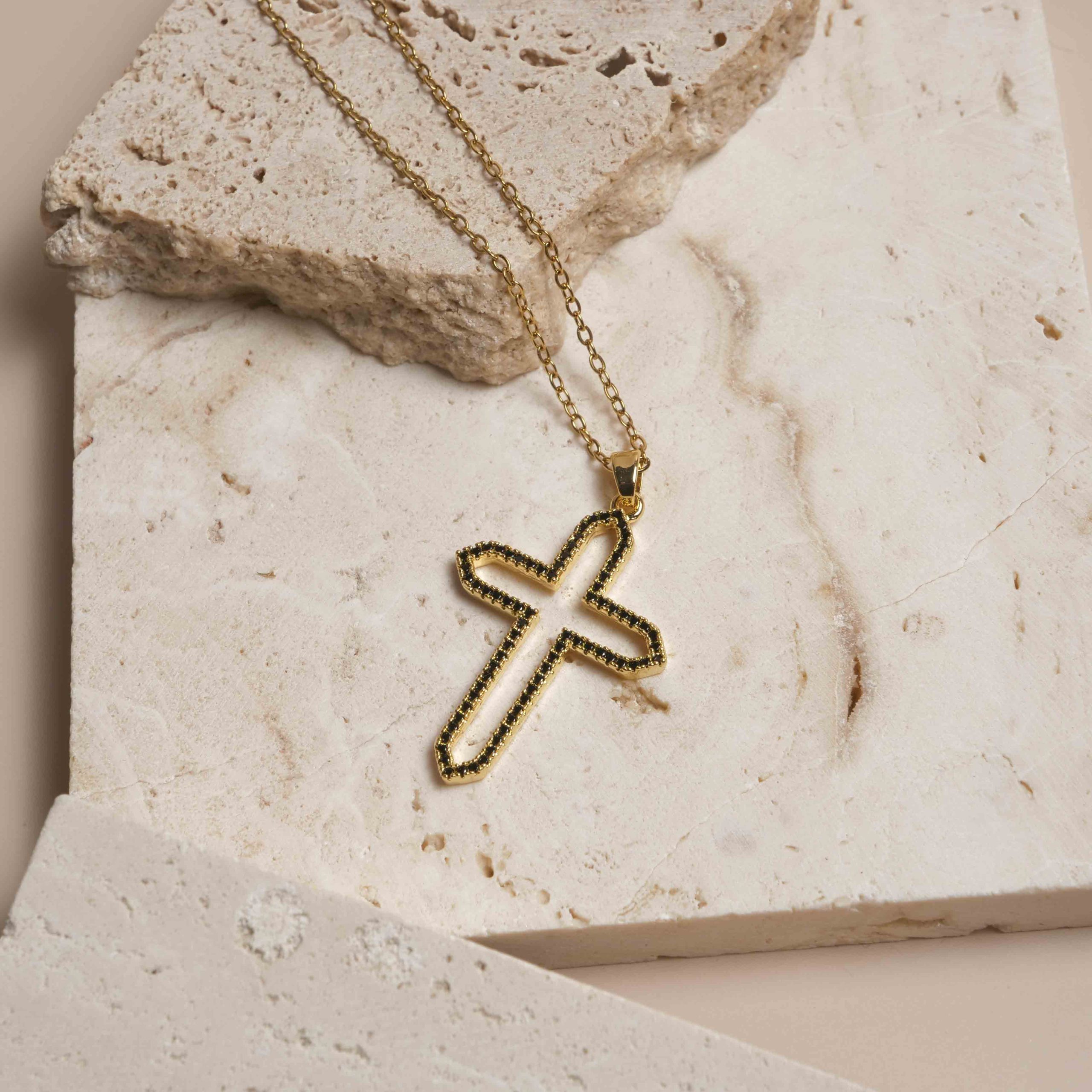Collier Croix Ajourée Élégance Noire – Image 6