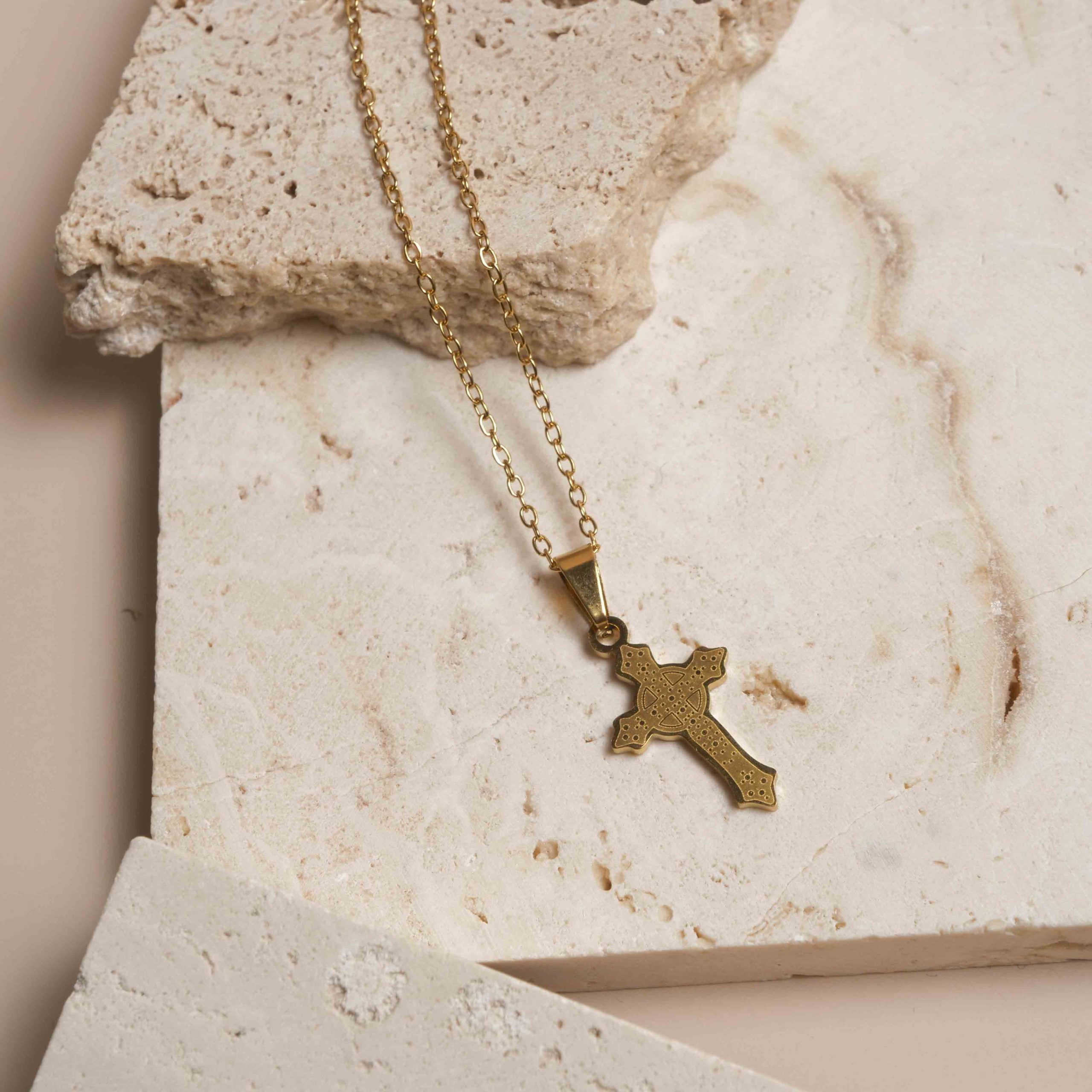 Collier Croix Gravée Classique – Image 4