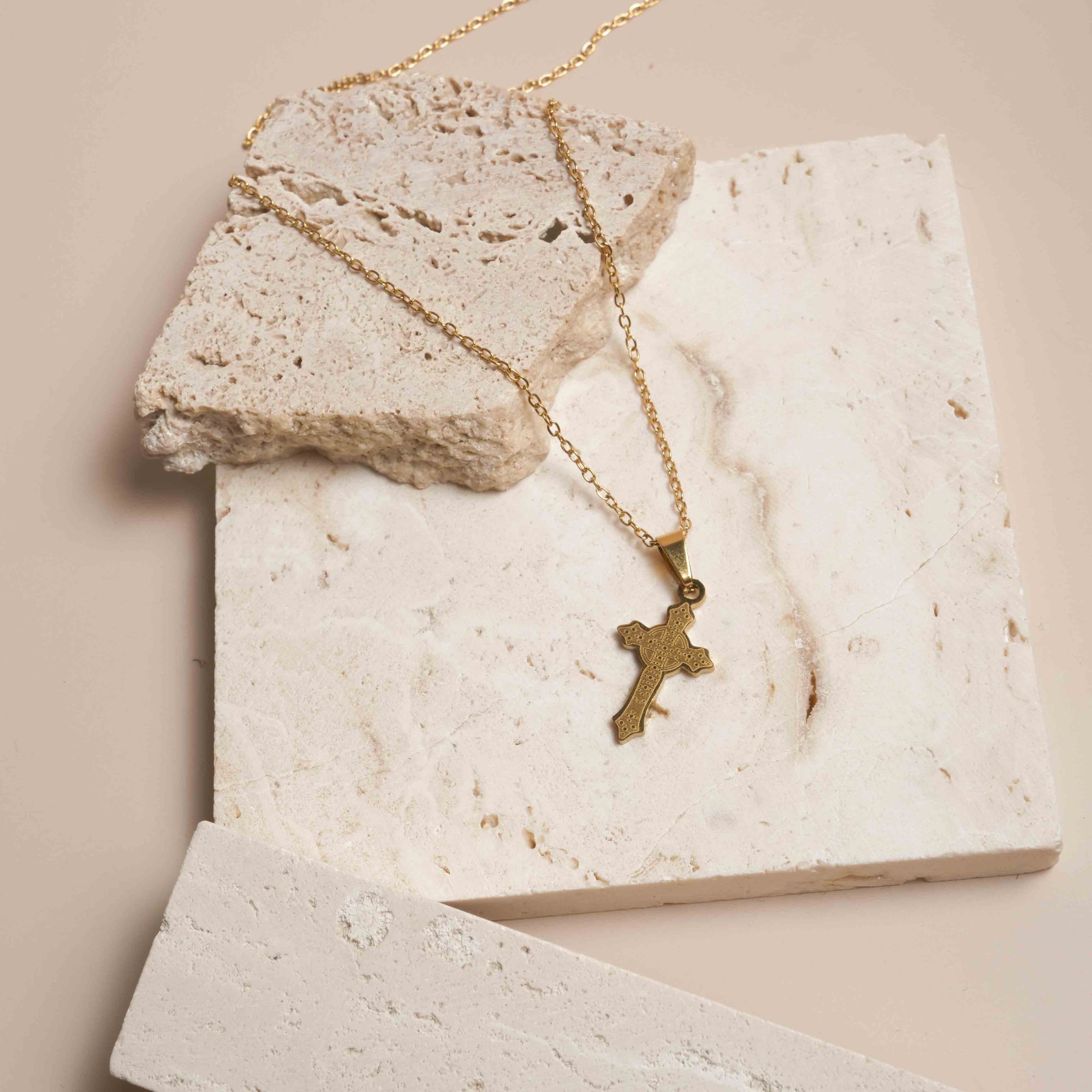 Collier Croix Gravée Classique – Image 3