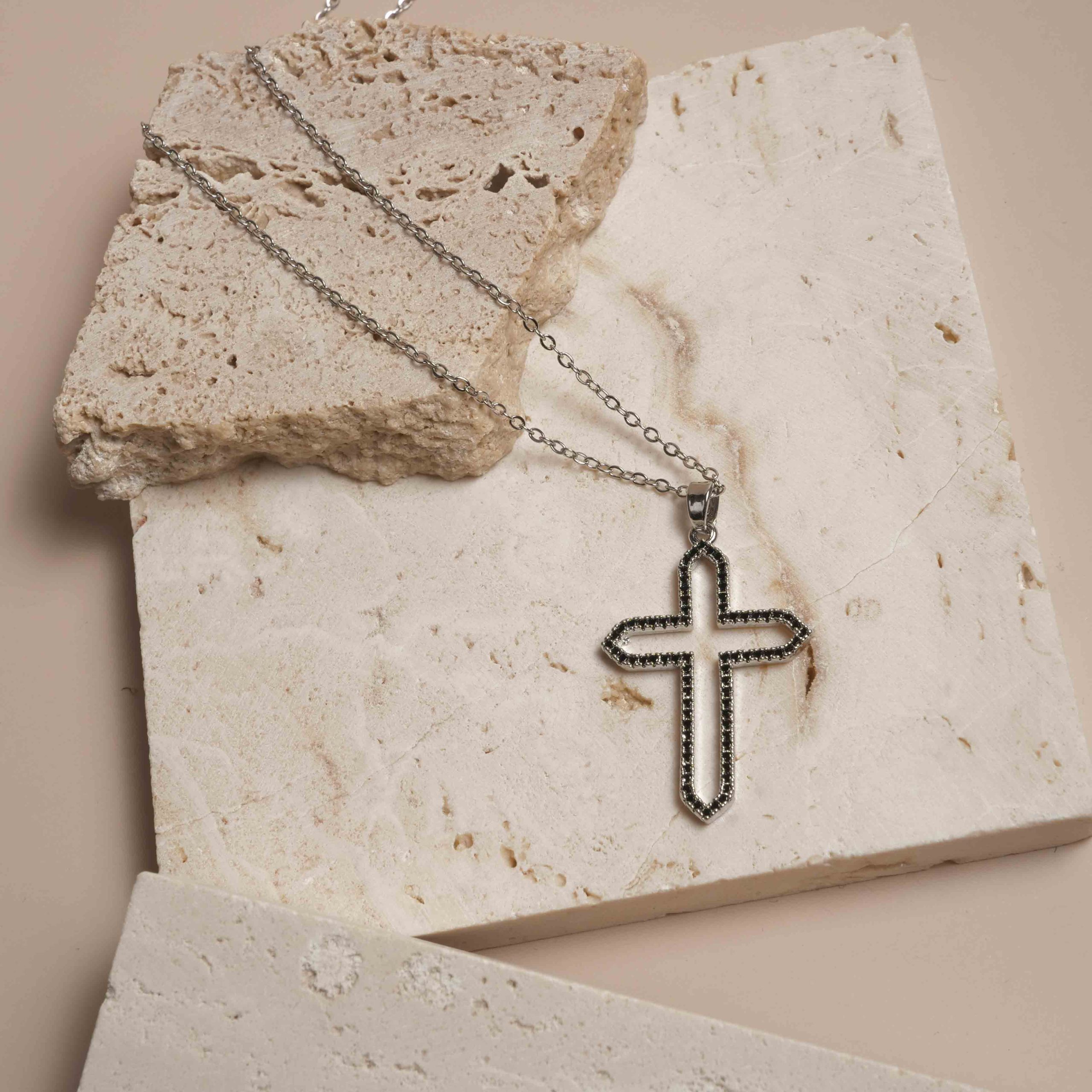 Collier Croix Ajourée Élégance Noire – Image 5