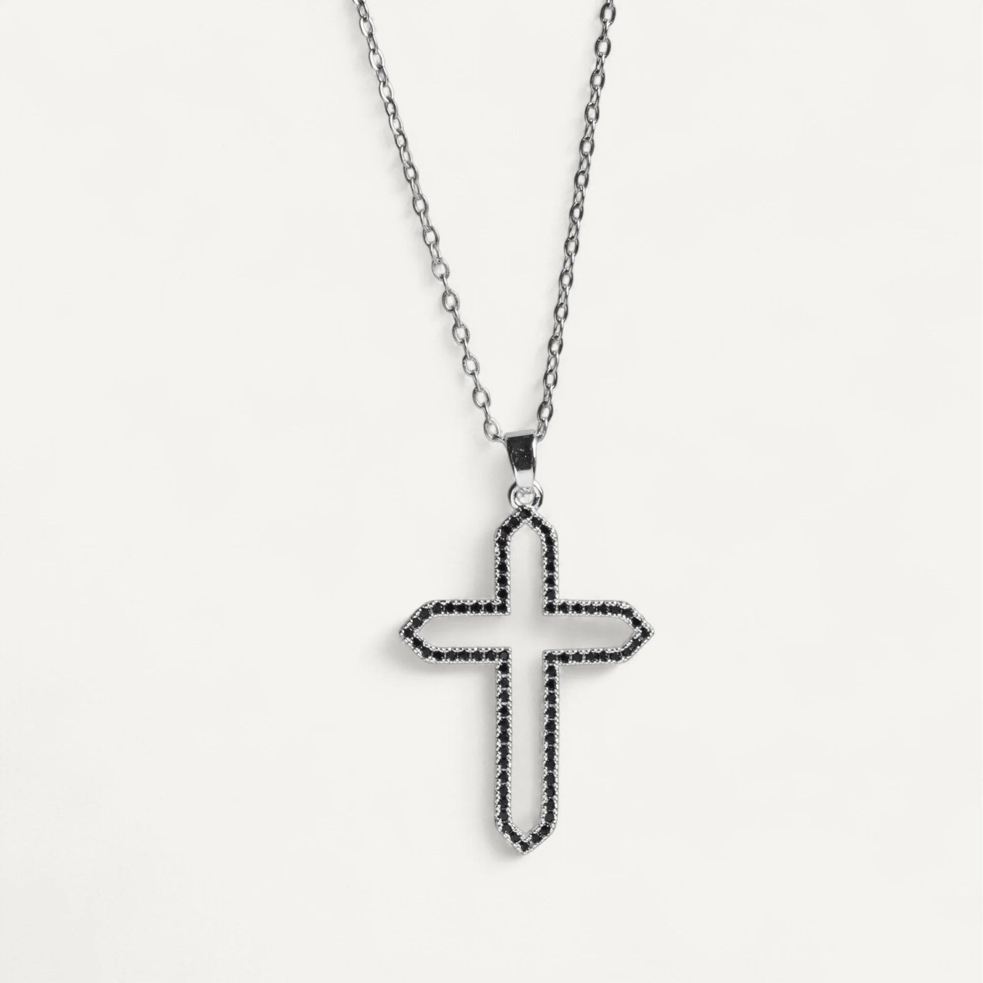 Collier Croix Ajourée Élégance Noire – Image 4
