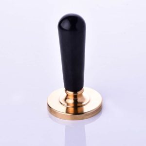 Poignée conique pour tampon en métal