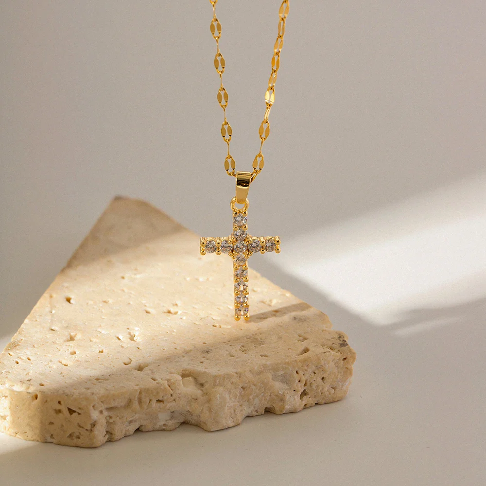 Collier Croix Doré avec Cristaux – Image 3