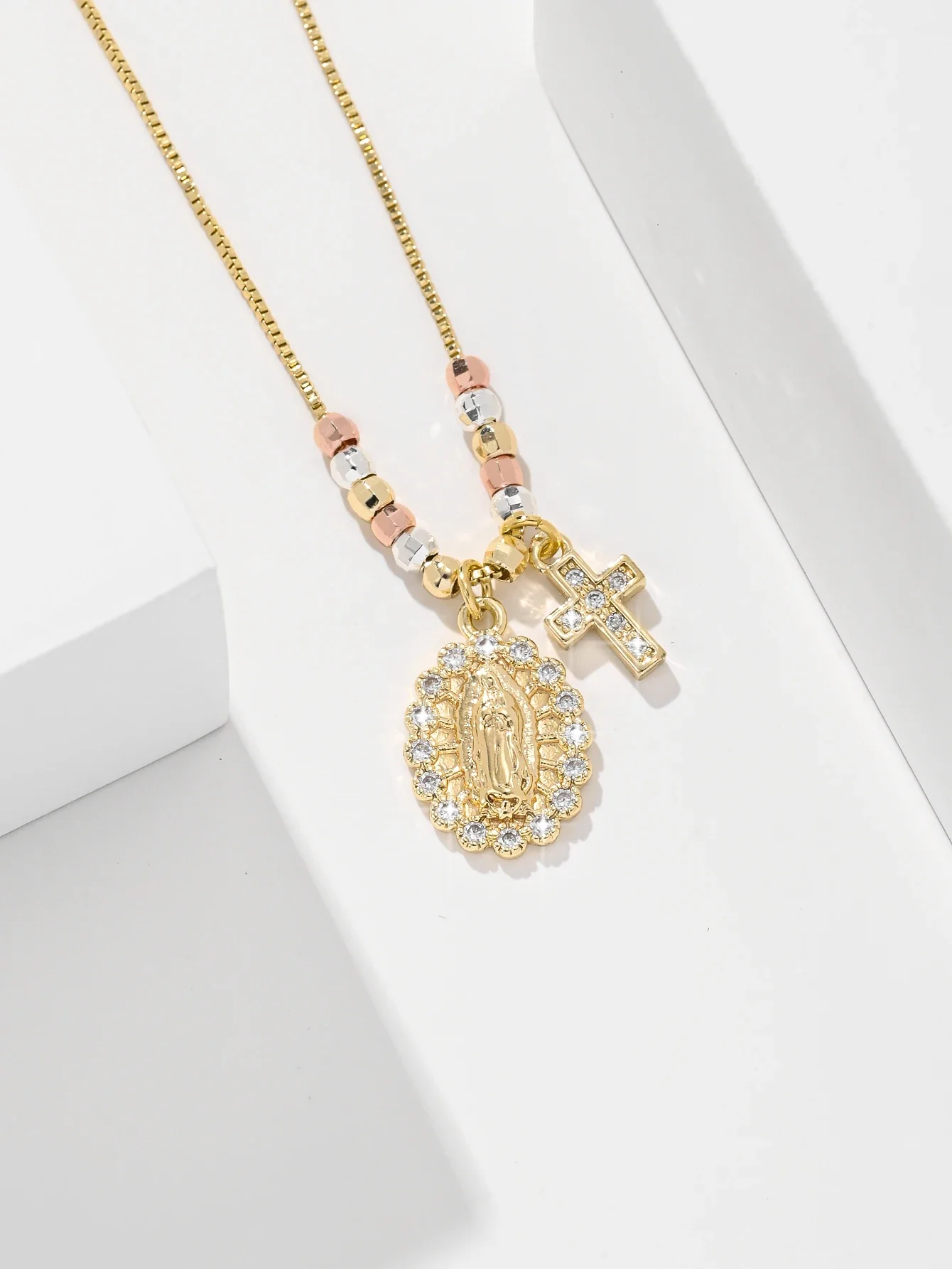 Collier Croix Vierge Doré Bicolore – Image 2