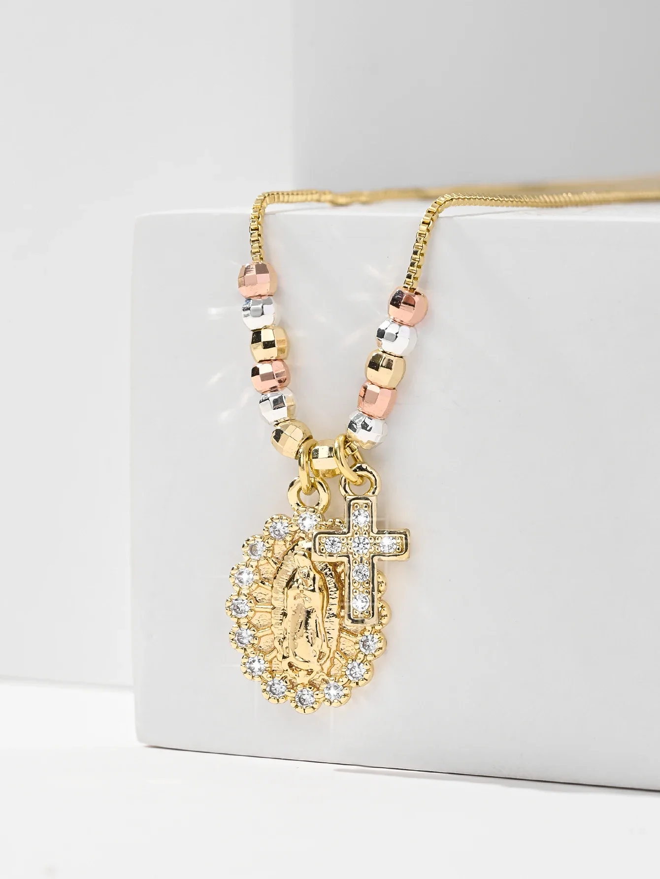 Collier Croix Vierge Doré Bicolore – Image 4