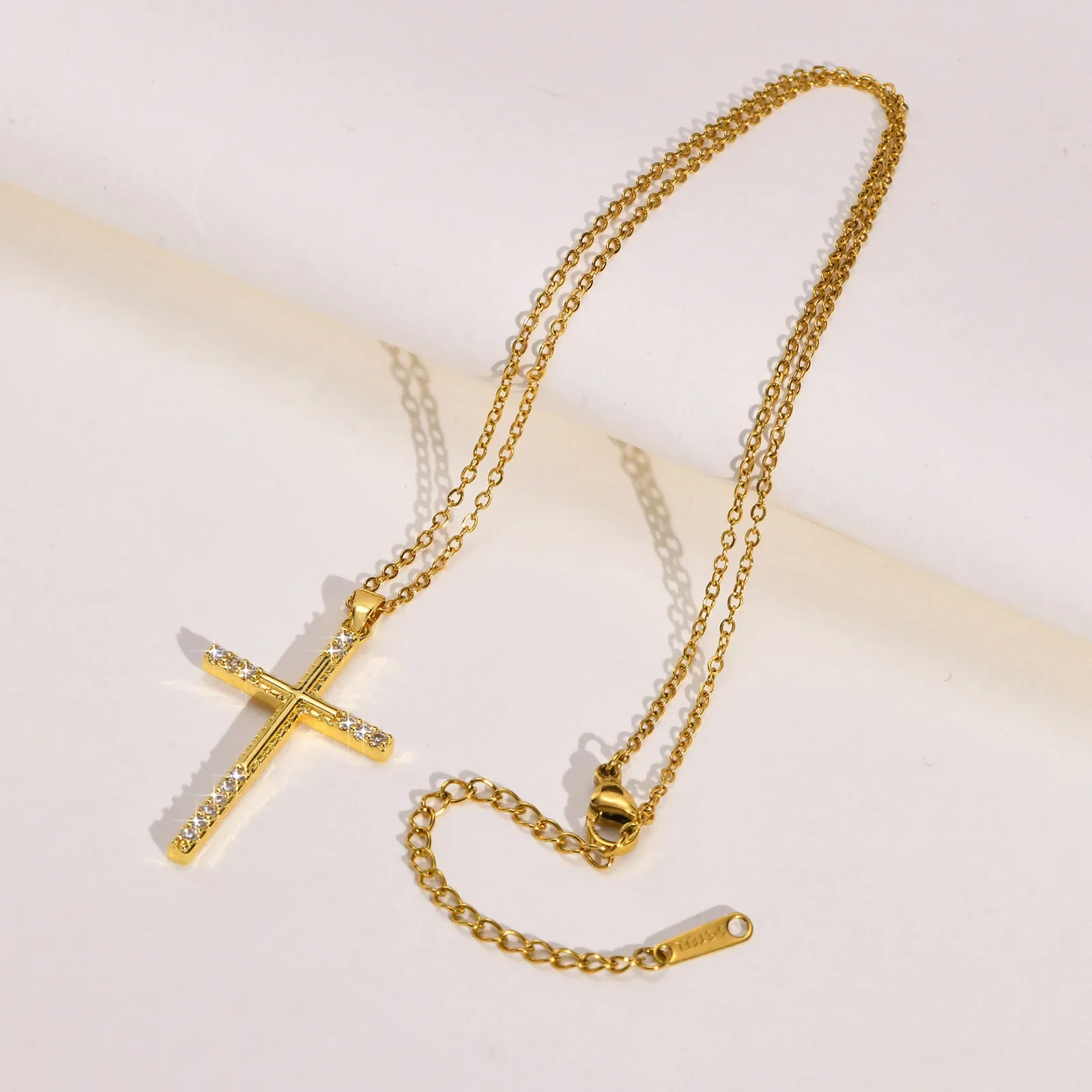 Collier Croix en Zirconium Cubique Doré – Image 4